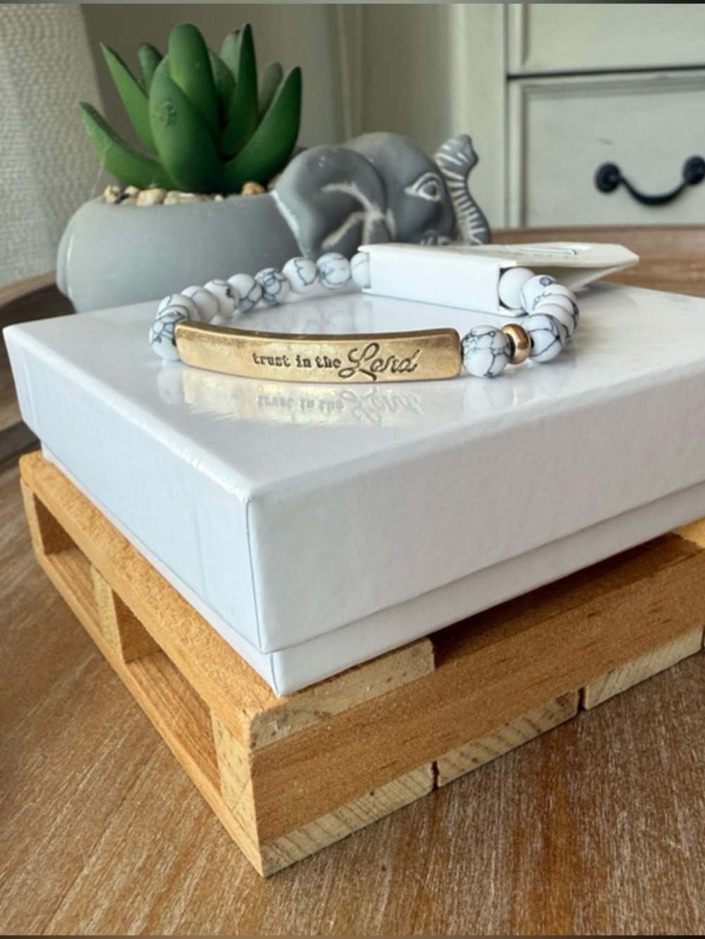 Faith-Inspired White Howlite Beaded Bracelet with Gold Bar - Picture 4 of 8
